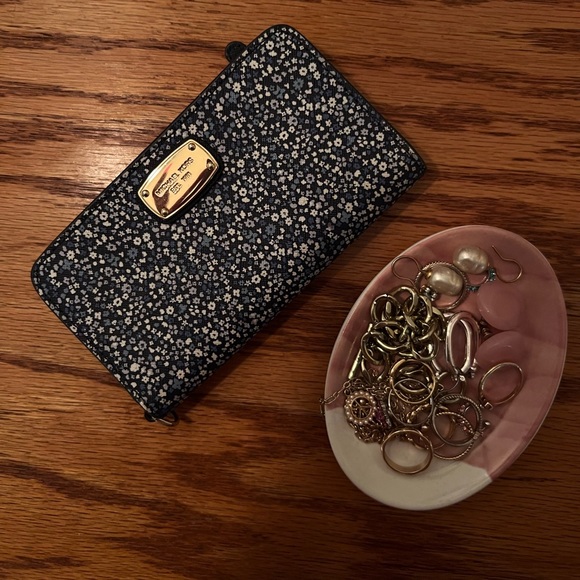 Navy blue flower print Michael Kors wallet 🩶 - Picture 5 of 5